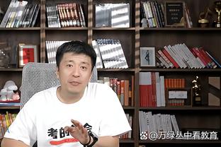 梅西抵达球场！现场球迷高呼梅西名字！